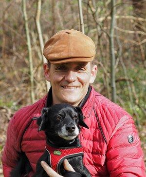 Nils Nebeling und sein Hund Mozart gemeinsam im Wald