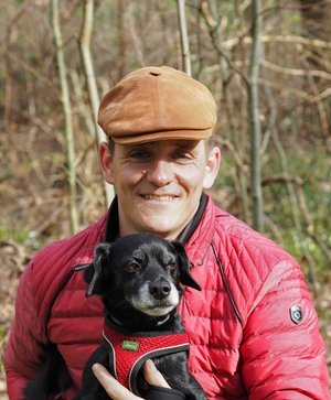 Nils zusammen mit seinem Hund Mozart